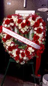 White Red Rose Heart Funeral Wreath Kuiandiflorist Com Kuiandi Sympathy Flowers Floral Arrangements Diy Flower Arrangements