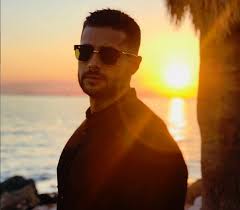 Fizz πρώην παίκτης του survivor κάνει βόλτα στο κέντρο της αθήνας χωρίς μάσκα εικόνες ο πρώην παίκτης του survivor και παρουσιαστής στην εκπομπή της σ. Kwnstantinos Basalos Pozarei Me Magio Kai Rixnei To Instagram In Gr