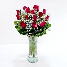 Montado en maceta vidrio transparente con un toque de piedrecitas al fondo. Arreglo De Rosas Rojas En Florero Y Nube Floreria Liliana Online