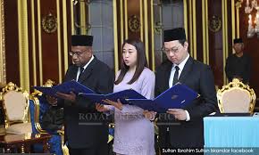 Datuk abd latif bandi hari ini meletakkan jawatan sebagai exco kerajaan negeri johor, selepas mengaku tidak bersalah dalam kes rasuahnya semalam. Malaysiakini 10 Exco Angkat Sumpah Depan Sultan Johor