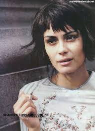 We like the way she can instantly change up the punk rocker look and then hit us with pure class, or shoot that long hair out while twirling her soft curls like schoolgirl. Shannyn Sossamon Photo Vogue Italy February 2002 Short Hair Styles Hair Styles Happy Hair