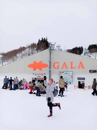 Malah, musim sejuk di jepun memberi anda peluang yang baik untuk menjelajah dan mengalami kebiasaan, masakan dan lereng ski negara. Musim Sejuk Di Jepun