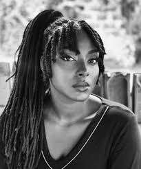 Alicia Keys au naturel... Pardon Tague une fille qui aime mèche pour lui  montrer. 😁😁😁