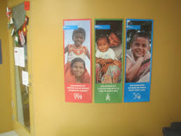 De har ikke et hjem, har ikke mat, har ikke foreldre. Kunstutstilling For Sos Barnebyer Pa Stoperiet Stoperiet