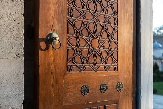 Puerta de cedro marroquí con finos tallados artesanales.