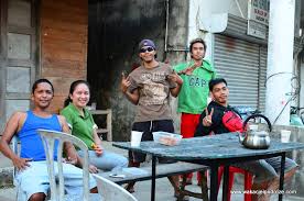 It is an archipelago consisting of some 7,100 islands and islets lying about 500 miles (800 km) off the coast of vietnam. Czy Na Filipinach Jest Bezpiecznie