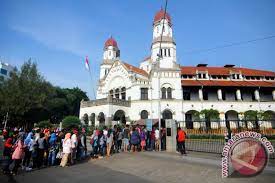 Masyarakat setempat menyebutnya lawang sewu (seribu pintu). Ngabuburit Sambil Belajar Sejarah Lawang Sewu Antara News