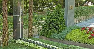 Ihnen Fehlt Die Zeit Fur Eine Ganzjahrig Schone Grabbepflanzung Wir Konnen Helfen Mit Pflegeleichten Bodendeckern Gel Grabbepflanzung Bodendecker Bepflanzung