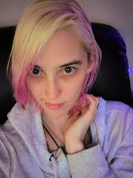 Cara Wells's Instagram, Twitter & Facebook