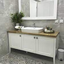 Banyo Panosundaki Pin