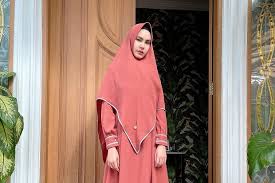 Lengkap dengan hijab warna senada yaitu putih, maudy nampak sangat cantik berhijab dan santun. Anggun Banget Ini Rekomendasi Gaya Hijab Syari Ala Kartika Putri