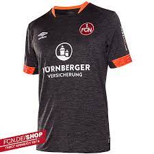 Zeigt mit erhobenem haupt und breiter brust, was einen fan des 1. 1 Fc Nurnberg Ausweichtrikot Komplettiert Das Trikot Set Des Club