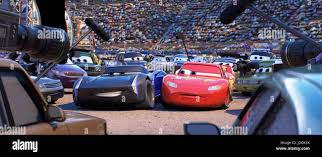 CARS 3, von links: Jackson Sturm (Stimme: Armie Hammer), Lightning McQueen  (Stimme: Owen Wilson), 2017. © Walt Disney Studios Motion Pictures/Courtesy  Everett Collection Stockfotografie