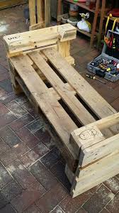 Anleitung Palettensofa Mit Schrager Ruckenlehne Selber Bauen In 2020 Palettensofa Bauen Bank Aus Paletten Hinterhof Terrassen Designs