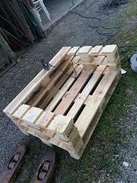 Susses Kleines Palettensofa Allein Bauen Kein Problem Diese Mobel Aus Paletten Diy Palettenmobel Europalette Mobel Garten