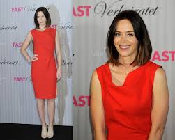 She looks feminine, sexy and stylish with her bulk hair combined with the braid model. Emily Blunt Hairstyles 2012 Stylish Eve