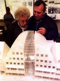 Bei einem fahrradunfall ist der international gefeierte architekt helmut jahn ums leben gekommen. Akzeptanz Und Ablehnung In Der Heimat Geschmaht In Der Welt Gefeiert Kultur Franken Br De