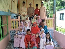 Alhamdulillah kami dah selamat sampai kampung halaman. Kami Beraya 1 Syawal Di Parit Perak Siap Bergambar Sakan Di Tebing Sungai Perak