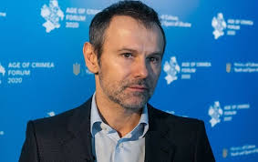 «святослав вакарчук, пытаясь меньше светиться в предвыборных дискуссиях, на днях не выдержал и публично осудил политиков за готовность договариваться с россией. Itogi 11 06 Pobeg Vakarchuka I Oshibki Zelenskogo Korrespondent Net