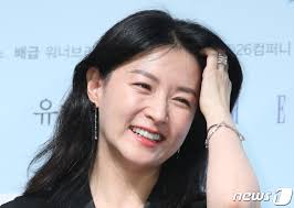 A sound engineer falls in love with a radio show host after they work together on a project capturing natural sounds. Lee Young Ae An Alluring Smile Kdramastars