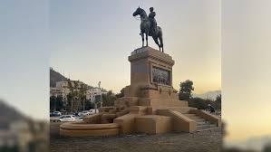 Un grupo de antisociales prendió fuego este viernes a la estatua del general baquedano, ubicada en pleno centro de santiago. Monumento A Baquedano Fue Limpiado Durante La Noche En Medio De Emergencia Por Coronavirus Cooperativa Cl