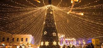 Mai e puțin până începe ediția 2019 a târgului de crăciun oradea o ediție care va aduce în piața unirii magia crăciunului și o mulțime de momente speciale. Targul De Craciun Oradea 2018 Mos Craciun Datini Si Traditii