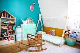 Du Bleu Canard Et De L Ocre Jaune Pour Reveiller Une Chambre D Enfants Tout En Douceur Une Jolie M Chambre Bebe Decoration Chambre Bebe Garcon Chambre Enfant