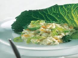 Lavate e asciugate bene la lattuga, poi frullatela con un cucchiaio di olio e unitela al risotto negli ultimi 2 di cottura. Ricetta Risotto Alla Verza Croccante Cook