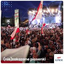 Transmisja na antenie programu 1 rozpoczęła się o godz. Kancelaria Premiera Koncert Warszawiacy Spiewaja Nie Zakazane Piosenki Facebook