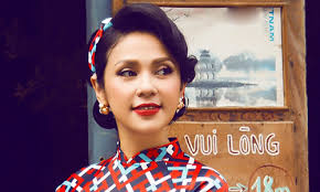 Việt Trinh mặc áo dài