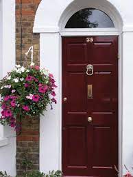 Hier findest du super preise und kannst richtig viel geld sparen. A Deep Red Door Lends Itself To A Traditional Look Try Ralph Lauren S Mahogany For A Similar Loo Painted Front Doors Front Door Paint Colors Red Front Door