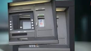 Maybe you would like to learn more about one of these? Video Un Escroc Fabrique Une Facade De Distributeur De Billets Pour Siphonner Les Comptes