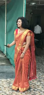 Many women with long hair have to spend thousands of dollars a year at the beauty parlor and on expensive styling and conditioning hair products. Saree With Short Hairs Saree Fashion Short Hair Styles