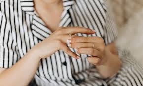 Sometimes you have a ring that is too loose to wear. 6 Ways To Stop Engagement Ring Spinning Wedding Knowhow