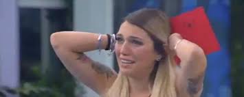 Sicuramente è una donna a cui piace tenersi in forma e infatti per questo motivo le proporrei come prima uscita una corsa sul tramonto al lago. Grande Fratello 2018 Veronica Satti E Il Bacio Alla Fidanzata Tvzap