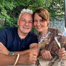 Born 18 february 1967) is an italian former professional footballer who mainly played as a second striker, or as an attacking midfielder. Roberto Baggio La Moglie Andreina Fabbi E I Loro Tre Figli