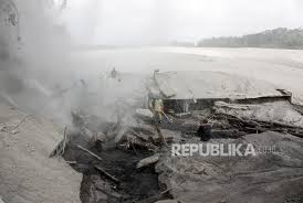 Semeru masih erupsi & muntahkan lava pijar, warga diminta waspada sejak dinaikkan statusnya dari waspada menjadi siaga. Aktivitas Dan Dampak Erupsi Gunung Semeru Republika Online