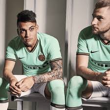 Latest on internazionale forward lautaro martínez including news, stats, videos, highlights and more on espn. Lautaro Martinez Presento La Nueva Camiseta De Inter Tyc Sports Camisa De Futbol Fotos De Futbol Freestyle Futbol