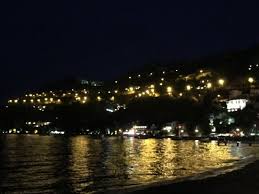 Tanneur de profession, il a la charge de recycler les corps sans vie des sirènes tueuses qui viennent s'échouer sur les plages de la cité impériale. La Plage La Nuit Picture Of Plage Le Magellan Theoule Sur Mer Tripadvisor
