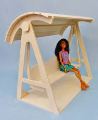 Diy Mobilier De Jardin Balancelle 1 6eme Pour Poupees Mannequin En Bois Et En Kit Diy Barbie Furniture Barbie Furniture Barbie House
