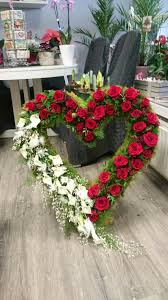 Trauergesteck Herz Rote Rosen Calla Und Weisse Federn Trauergestecke Blumengestecke Friedhofs Blumen