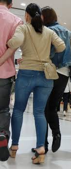 スキニーパンツを履いてる女の子のエロ画像！ピチピチ感がいいねｗ