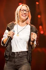 Aber ich wollte sie ermuntern, sich das licht am ende des tunnels zumindest vorzustellen.‟ was brauchen wir wirklich zum leben? Stefanie Heinzmann Wikipedia