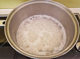 Saya guna mug seramik kaca supaya tak pecah. Cara Masak Nasi Atas Dapur Guna Periuk Biasa