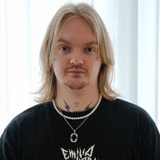 Lad mich bitte NICHT zu deinem Meeting ein. 🚨 4–5 Meetings pro Tag & du  bist zu 100 % im Thema? Klar... 🙃 Viele Leute springen von Call zu Call,  ohne jemals