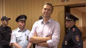 Aleksiej nawalny został skazany na 3 lata i 6 miesięcy pozbawienia wolności w związku z oskarżeniem o finansowe machinacje na szkodę koncernu yves rocher. Aleksiej Nawalny Wyszedl Na Wolnosc Po 30 Dniach Aresztu Polsat News