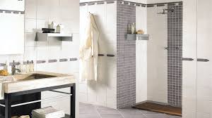 Au niveau des joints non mais la logique dit de faire la faïence avant la pose des meubles déjà pour pouvoir couvrir tout le mur et surtout pour la poussière que vous allez faire pour nettoyer les joints. Comment Poser Un Carrelage Au Mur D Une Salle De Bains Weber
