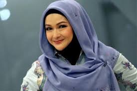 Her birthday, what she did before fame, her family life, fun trivia facts, popularity she has earned 800,000 followers on instagram. Ziela Jalil Komen Isu Cover Baju