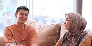 Dia sudah membintangi 9 judul sinetron dan namanya semakin melejit setelah memerankan karakter rumanah di sinetron tukang bubur naik haji. Tak Menyangka Jadi Pasangan Rezky Aditya Ceritakan Masa Lalunya Dengan Citra Kirana Merdeka Com