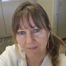 MEDITERRANEAN CHICKPEA SALAD 🥗🌿 Ingredients: 1 can chickpeas, drained and  rinsed 1 cup cucumber, diced 1 cup cherry tomatoes, halved 1/2 red onion,  thinly sliced The rest of the recipe is in FIRST (C.M.N.T) 👇 Enjoy ❤️  👇👇👇